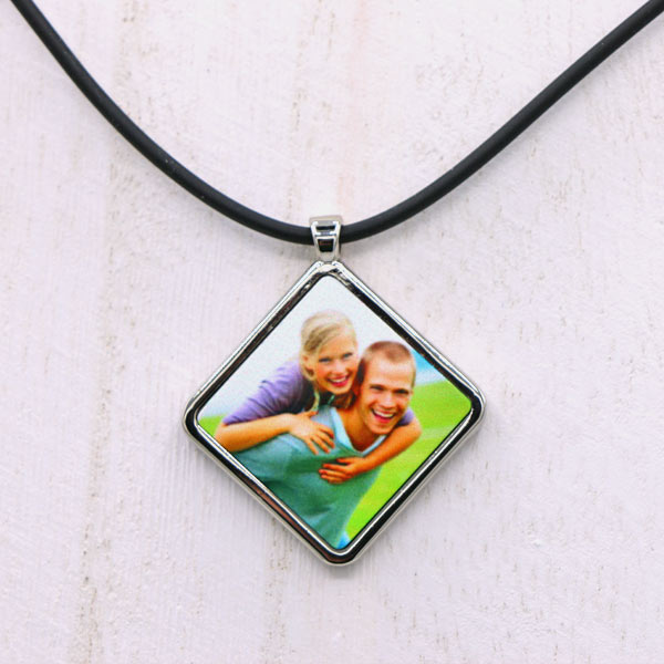 Diamond shape photo necklace with rubber cord